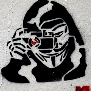 Personnage au trait noir prenant une photo - France  - collection de photos clin d'oeil, catégorie streetart